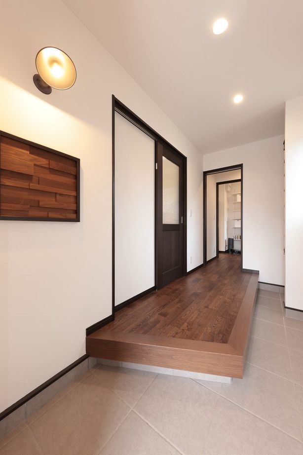 Toiro　四季の住まい 【デザイン/自然素材/2階建て】帰宅後に便利な着替え室をつくった「太い梁とヴィンテージテイストの家」の建築実例画像5