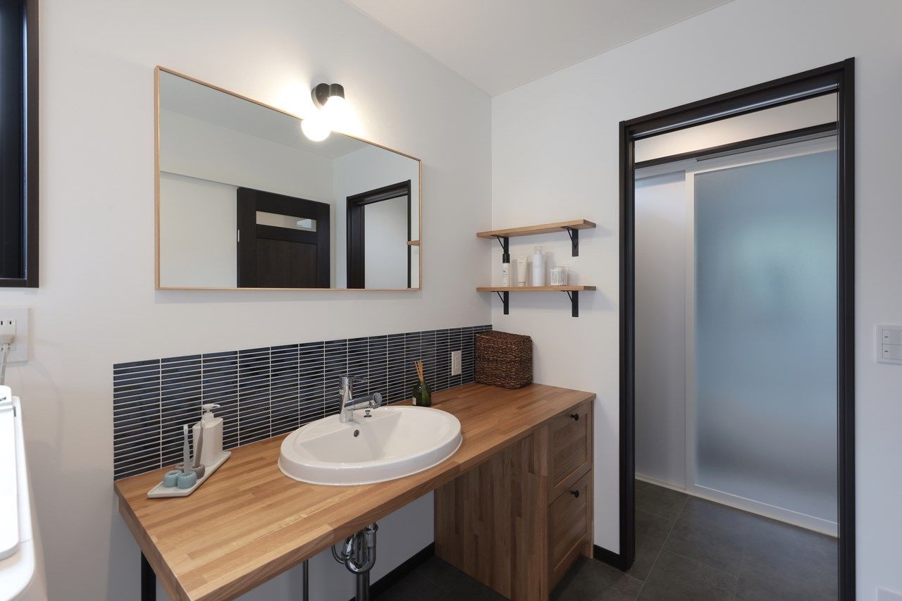 Toiro　四季の住まい 【デザイン/自然素材/2階建て】帰宅後に便利な着替え室をつくった「太い梁とヴィンテージテイストの家」の建築実例画像7