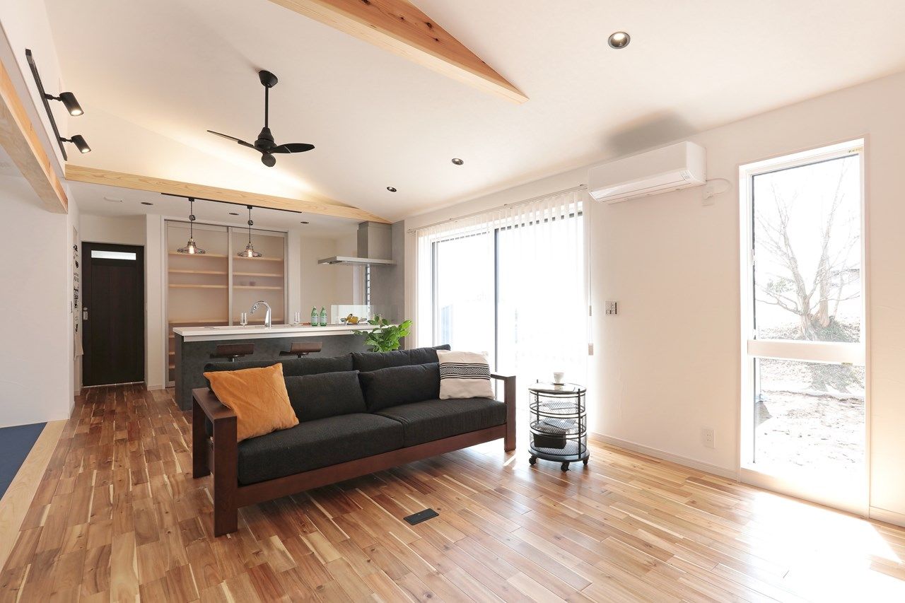 Toiro　四季の住まい 【平屋/自然素材】視線をコントロールした設計がポイント「ビルトインガレージのある平屋」の建築実例画像2