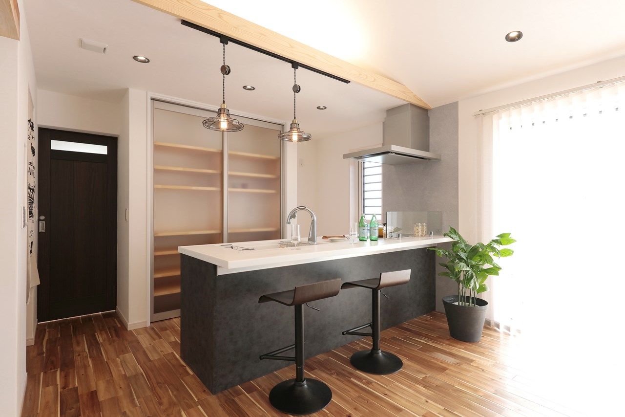 Toiro　四季の住まい 【平屋/自然素材】視線をコントロールした設計がポイント「ビルトインガレージのある平屋」の建築実例画像3