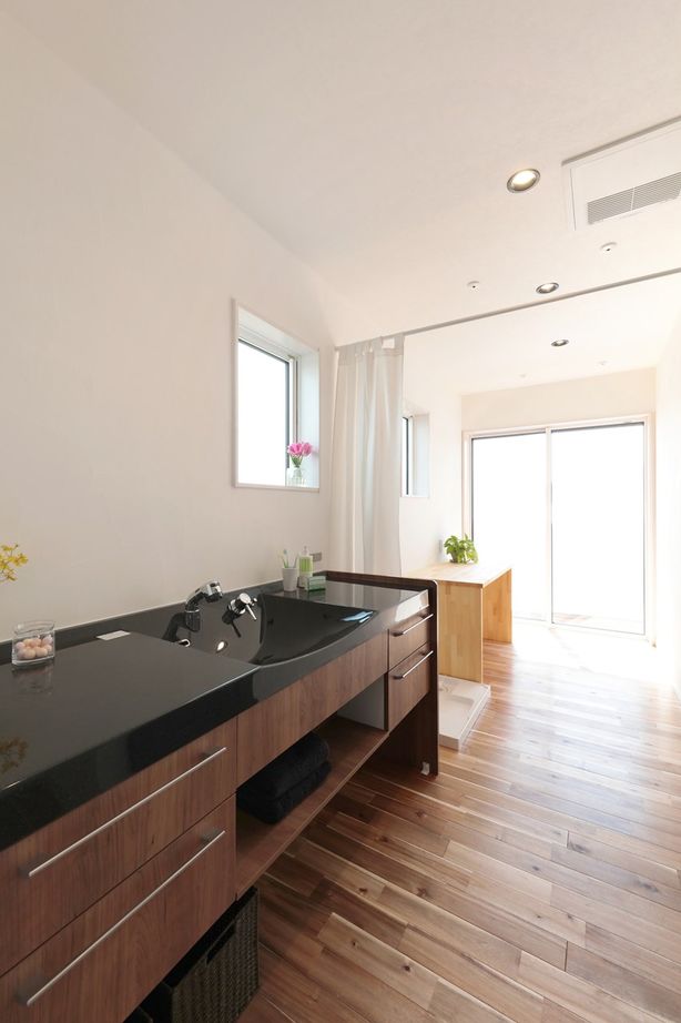 Toiro　四季の住まい 【平屋/自然素材】視線をコントロールした設計がポイント「ビルトインガレージのある平屋」の建築実例画像6