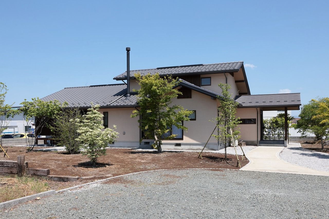 Toiro　四季の住まい 【自然素材/土間/薪ストーブ】時が経つほどに心地よさが増す、無垢床と漆喰と丸太梁の家の建築実例画像