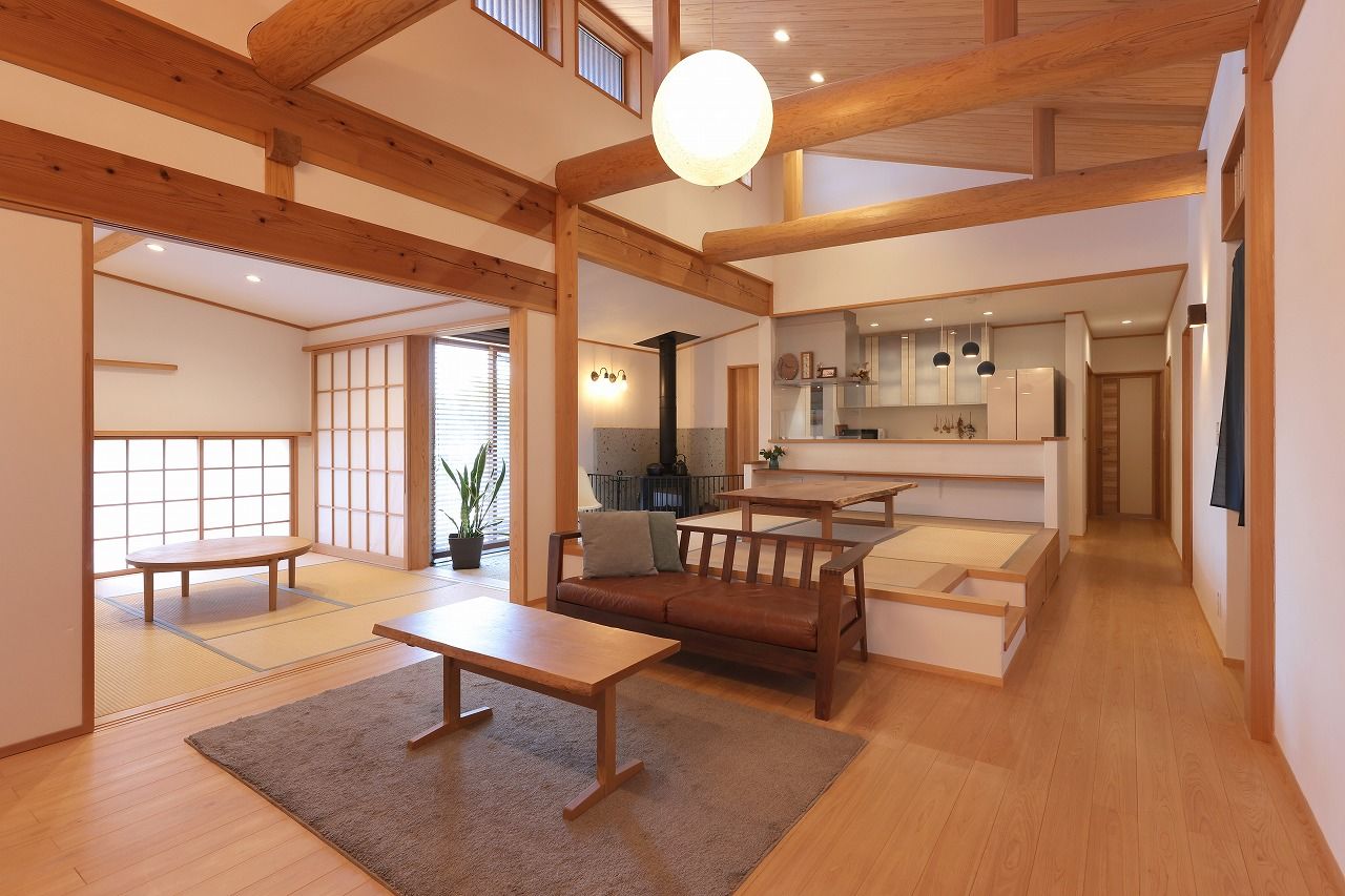 Toiro　四季の住まい 【自然素材/土間/薪ストーブ】時が経つほどに心地よさが増す、無垢床と漆喰と丸太梁の家の建築実例画像2