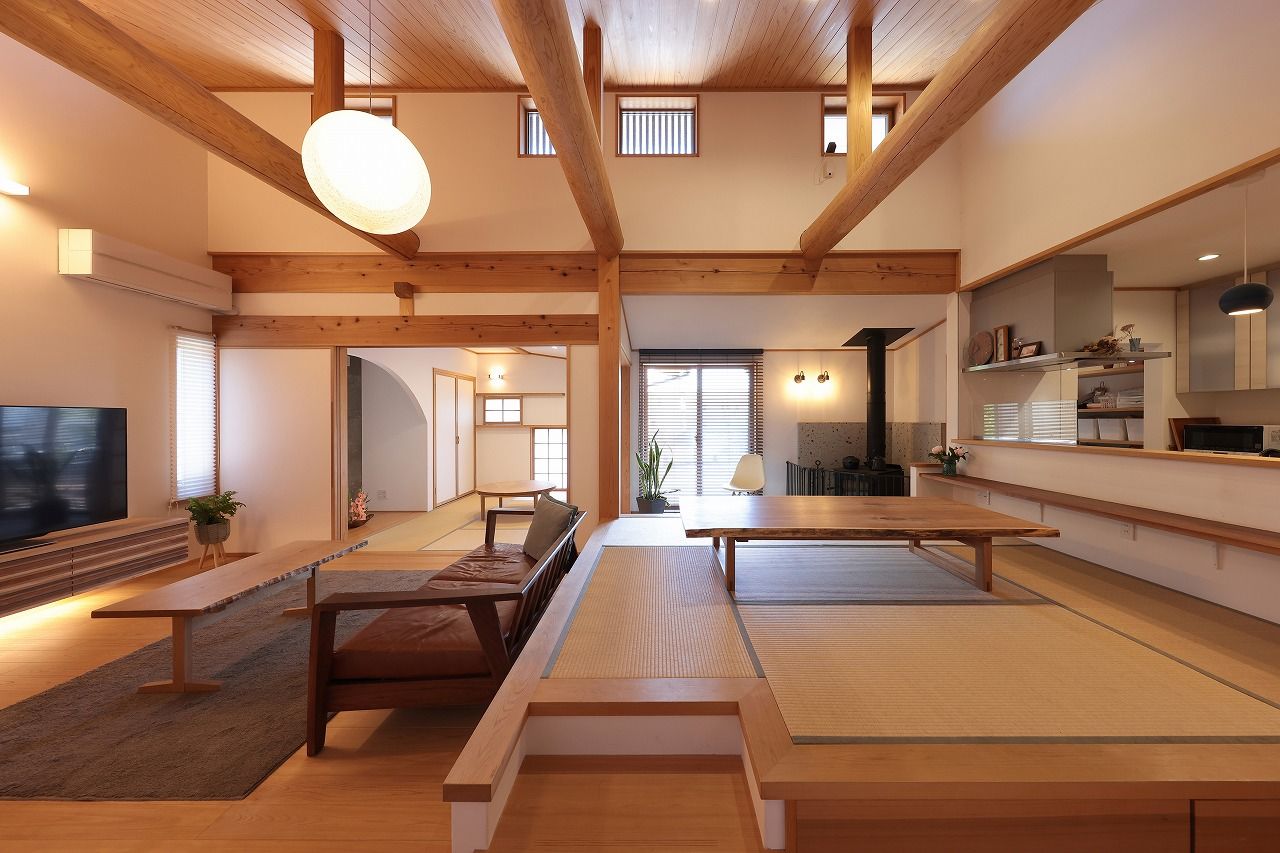 Toiro　四季の住まい 【自然素材/土間/薪ストーブ】時が経つほどに心地よさが増す、無垢床と漆喰と丸太梁の家の建築実例画像3