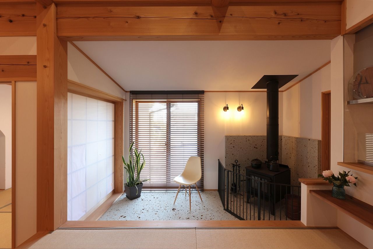 Toiro　四季の住まい 【自然素材/土間/薪ストーブ】時が経つほどに心地よさが増す、無垢床と漆喰と丸太梁の家の建築実例画像4