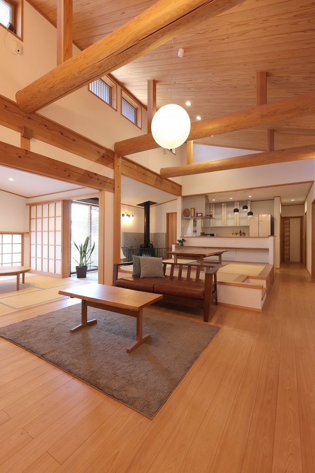 Toiro　四季の住まい 【自然素材/土間/薪ストーブ】時が経つほどに心地よさが増す、無垢床と漆喰と丸太梁の家の建築実例画像5