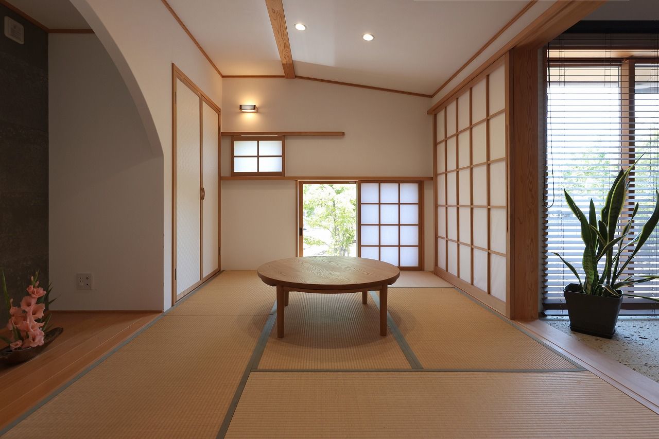 Toiro　四季の住まい 【自然素材/土間/薪ストーブ】時が経つほどに心地よさが増す、無垢床と漆喰と丸太梁の家の建築実例画像6