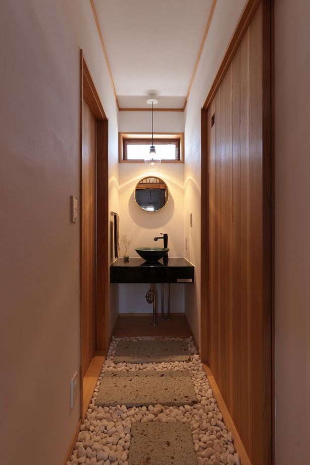 Toiro　四季の住まい 【自然素材/土間/薪ストーブ】時が経つほどに心地よさが増す、無垢床と漆喰と丸太梁の家の建築実例画像7