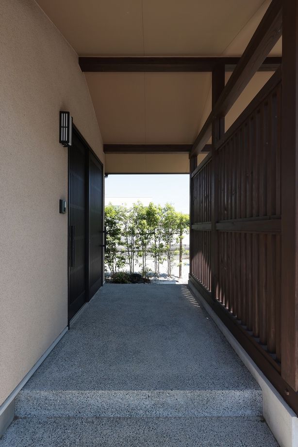 Toiro　四季の住まい 【自然素材/土間/薪ストーブ】時が経つほどに心地よさが増す、無垢床と漆喰と丸太梁の家の建築実例画像9