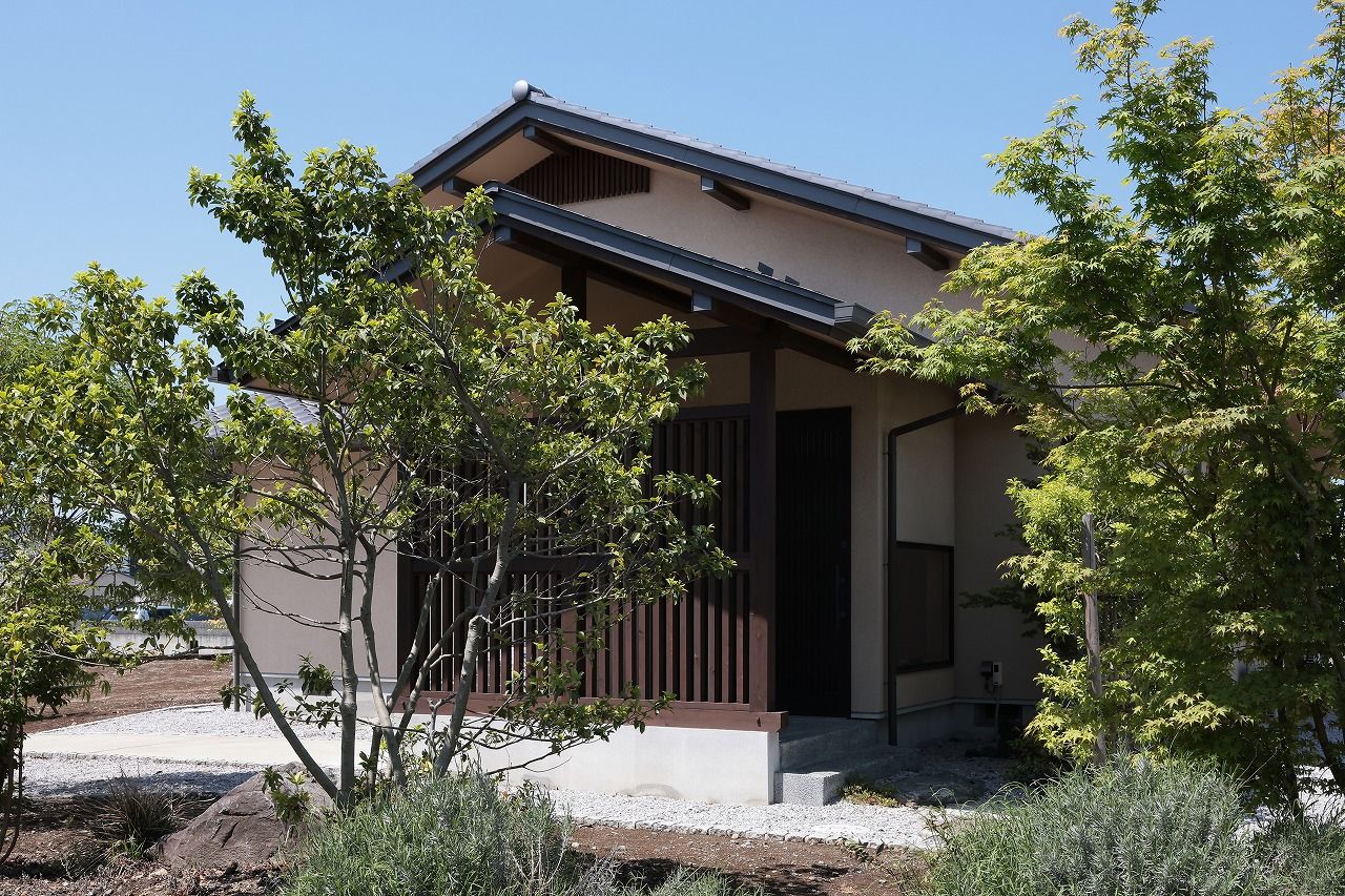 Toiro　四季の住まい 【自然素材/土間/薪ストーブ】時が経つほどに心地よさが増す、無垢床と漆喰と丸太梁の家の建築実例画像10