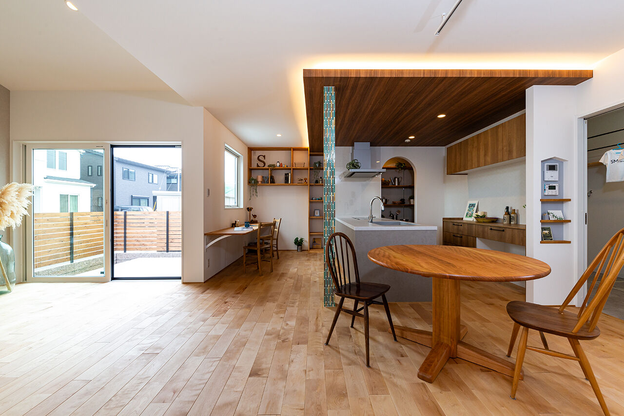 ハウススマイリー 【吹抜け／造作本棚】家事の合間に、ホッと一息…。カフェスペースでくつろげる家の建築実例画像2