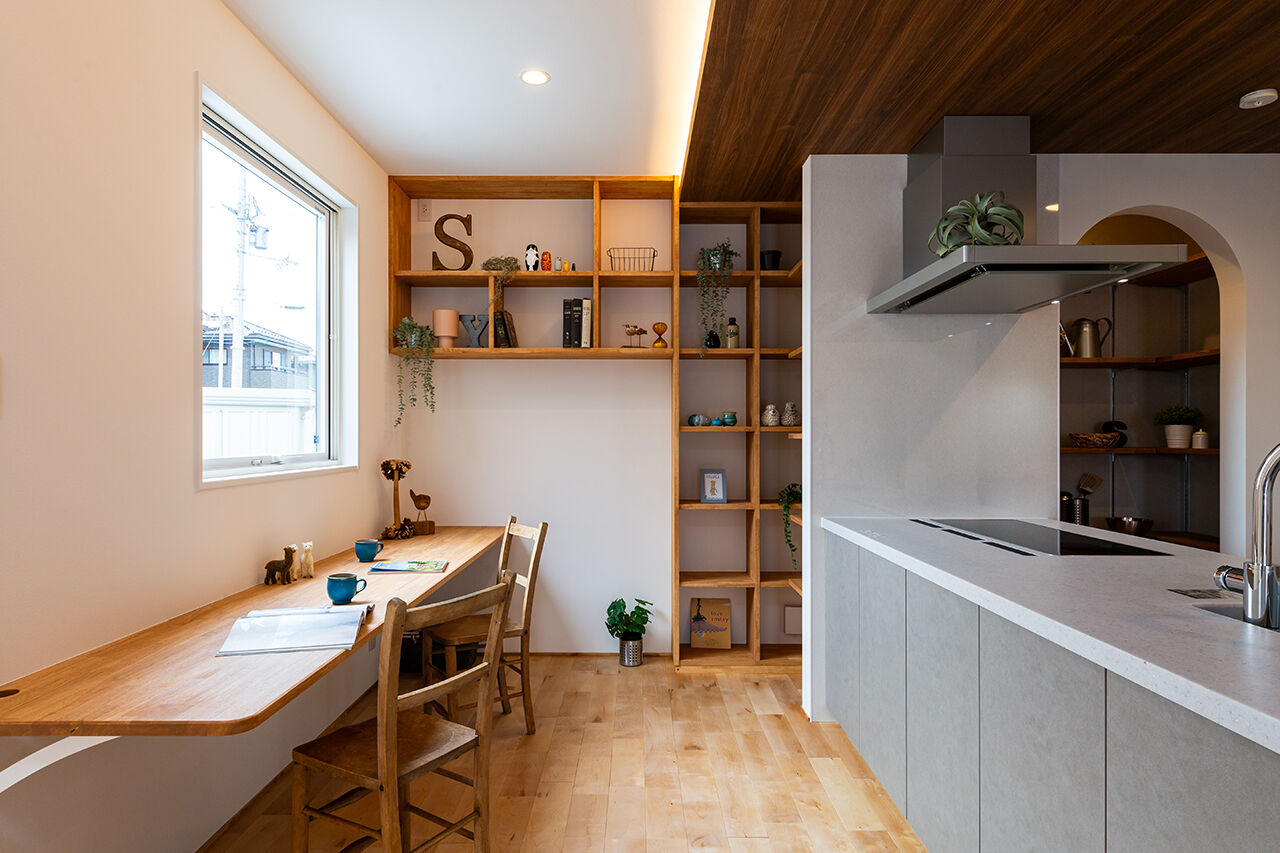 ハウススマイリー 【吹抜け／造作本棚】家事の合間に、ホッと一息…。カフェスペースでくつろげる家の建築実例画像3