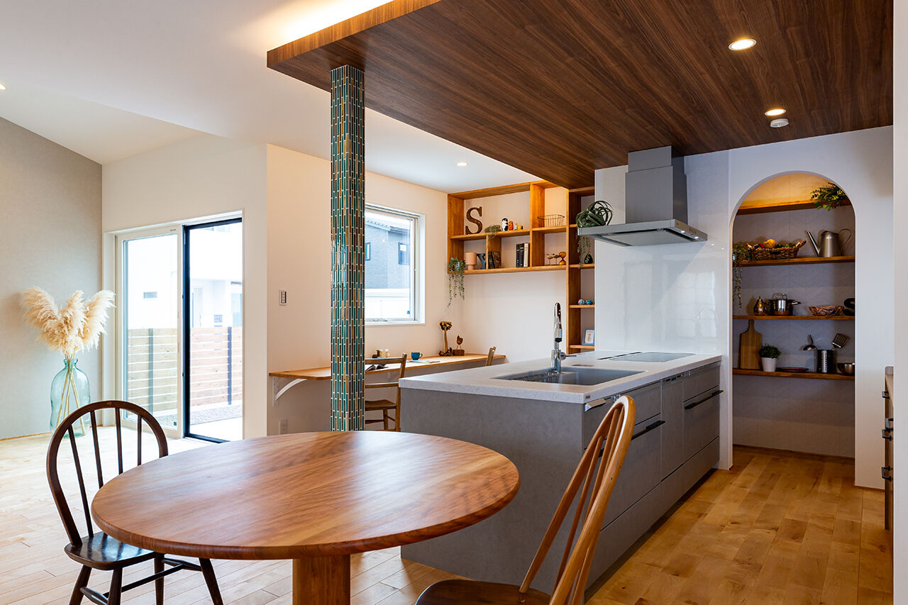 ハウススマイリー 【吹抜け／造作本棚】家事の合間に、ホッと一息…。カフェスペースでくつろげる家の建築実例画像4