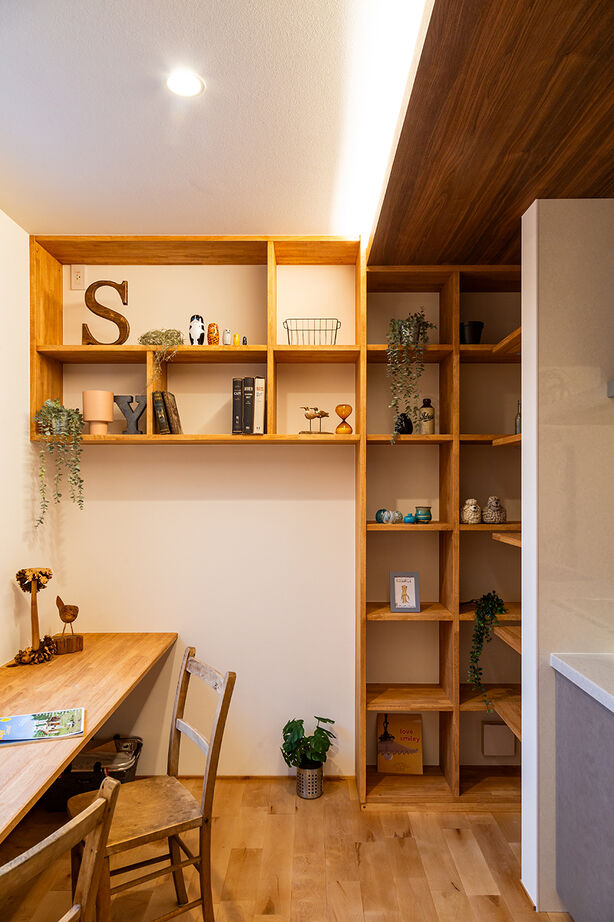 ハウススマイリー 【吹抜け／造作本棚】家事の合間に、ホッと一息…。カフェスペースでくつろげる家の建築実例画像5