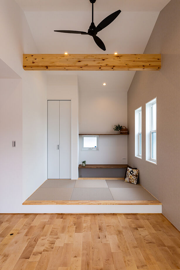 ハウススマイリー 【吹抜け／造作本棚】家事の合間に、ホッと一息…。カフェスペースでくつろげる家の建築実例画像6