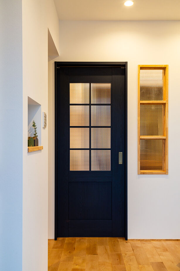 ハウススマイリー 【吹抜け／造作本棚】家事の合間に、ホッと一息…。カフェスペースでくつろげる家の建築実例画像7