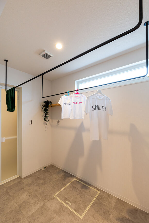 ハウススマイリー 【吹抜け／造作本棚】家事の合間に、ホッと一息…。カフェスペースでくつろげる家の建築実例画像9