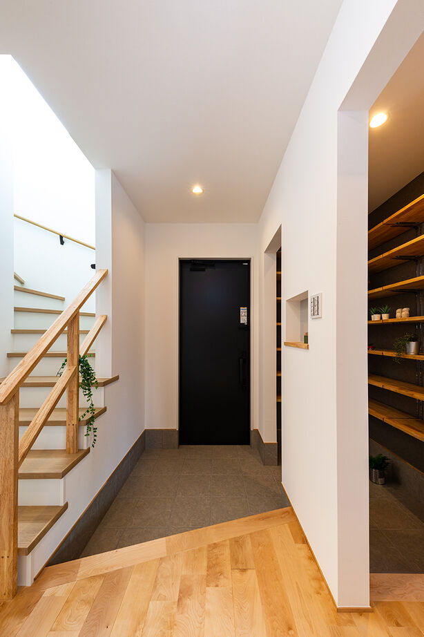 ハウススマイリー 【吹抜け／造作本棚】家事の合間に、ホッと一息…。カフェスペースでくつろげる家の建築実例画像10