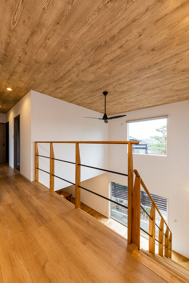 ハウススマイリー 【吹抜け／畳スペース／趣味・家事室】子どもたちとの時間を増やしてくれる、回遊型の家事動線の建築実例画像9