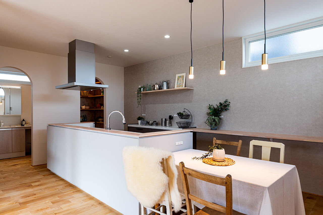 ハウススマイリー 【玄関収納／回遊型動線／ライブラリースペース】ニュアンスカラーの内装に、包まれるような安心を感じる家の建築実例画像3