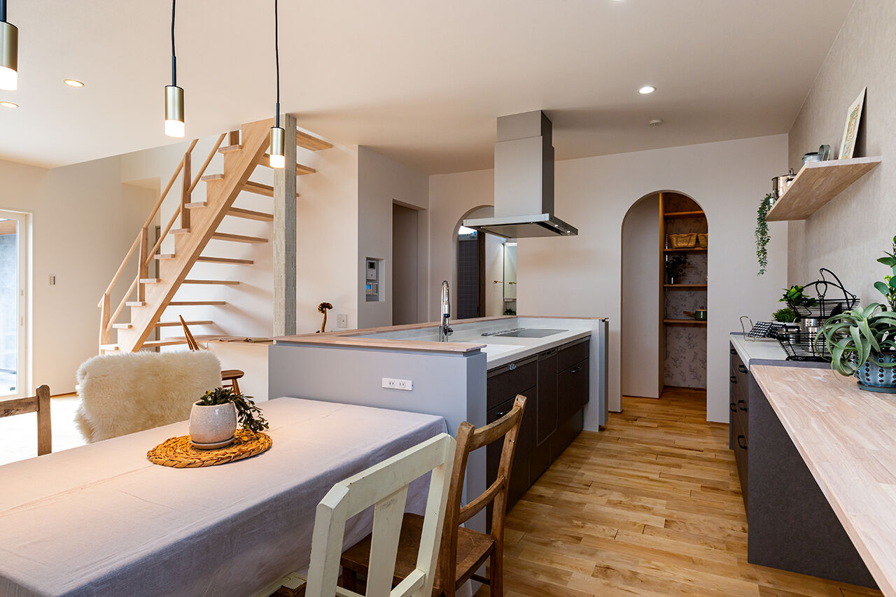 ハウススマイリー 【玄関収納／回遊型動線／ライブラリースペース】ニュアンスカラーの内装に、包まれるような安心を感じる家の建築実例画像4