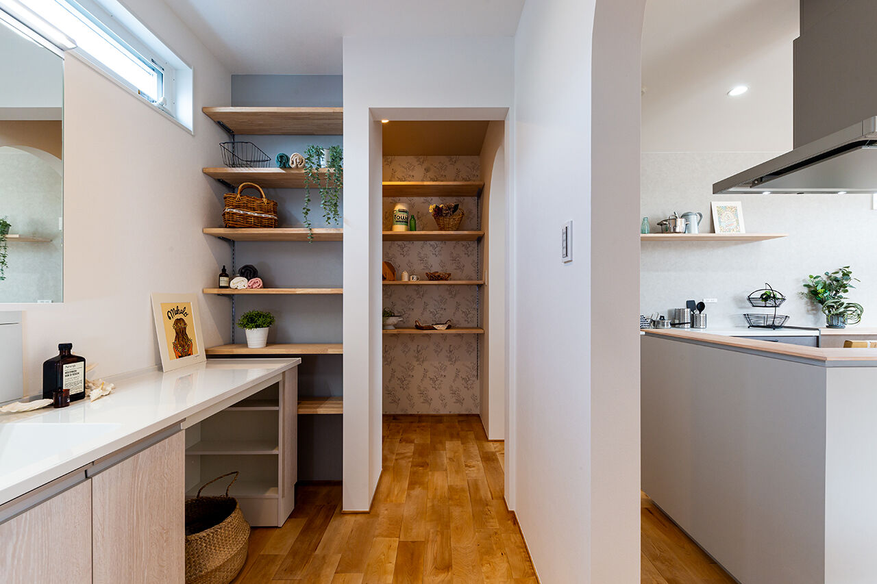 ハウススマイリー 【玄関収納／回遊型動線／ライブラリースペース】ニュアンスカラーの内装に、包まれるような安心を感じる家の建築実例画像5