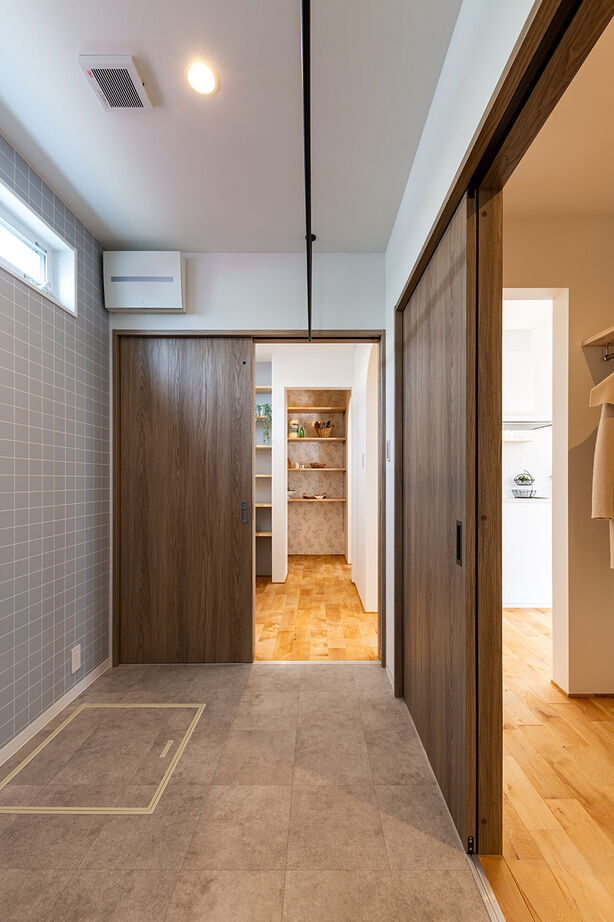 ハウススマイリー 【玄関収納／回遊型動線／ライブラリースペース】ニュアンスカラーの内装に、包まれるような安心を感じる家の建築実例画像7