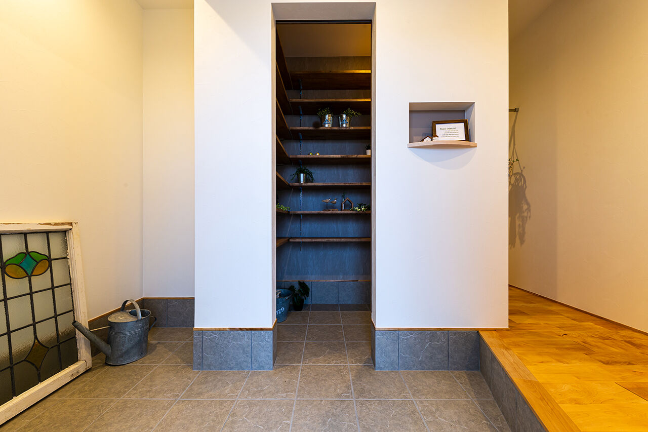 ハウススマイリー 【玄関収納／回遊型動線／ライブラリースペース】ニュアンスカラーの内装に、包まれるような安心を感じる家の建築実例画像9