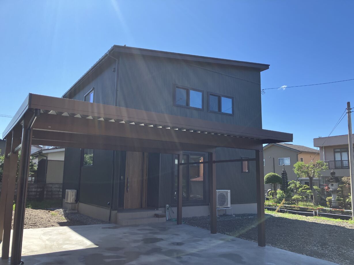 YUTORIE富山 リビングヌックのある30代で建てたガルバリウム外壁の33.5坪ZEH住宅の建築実例画像