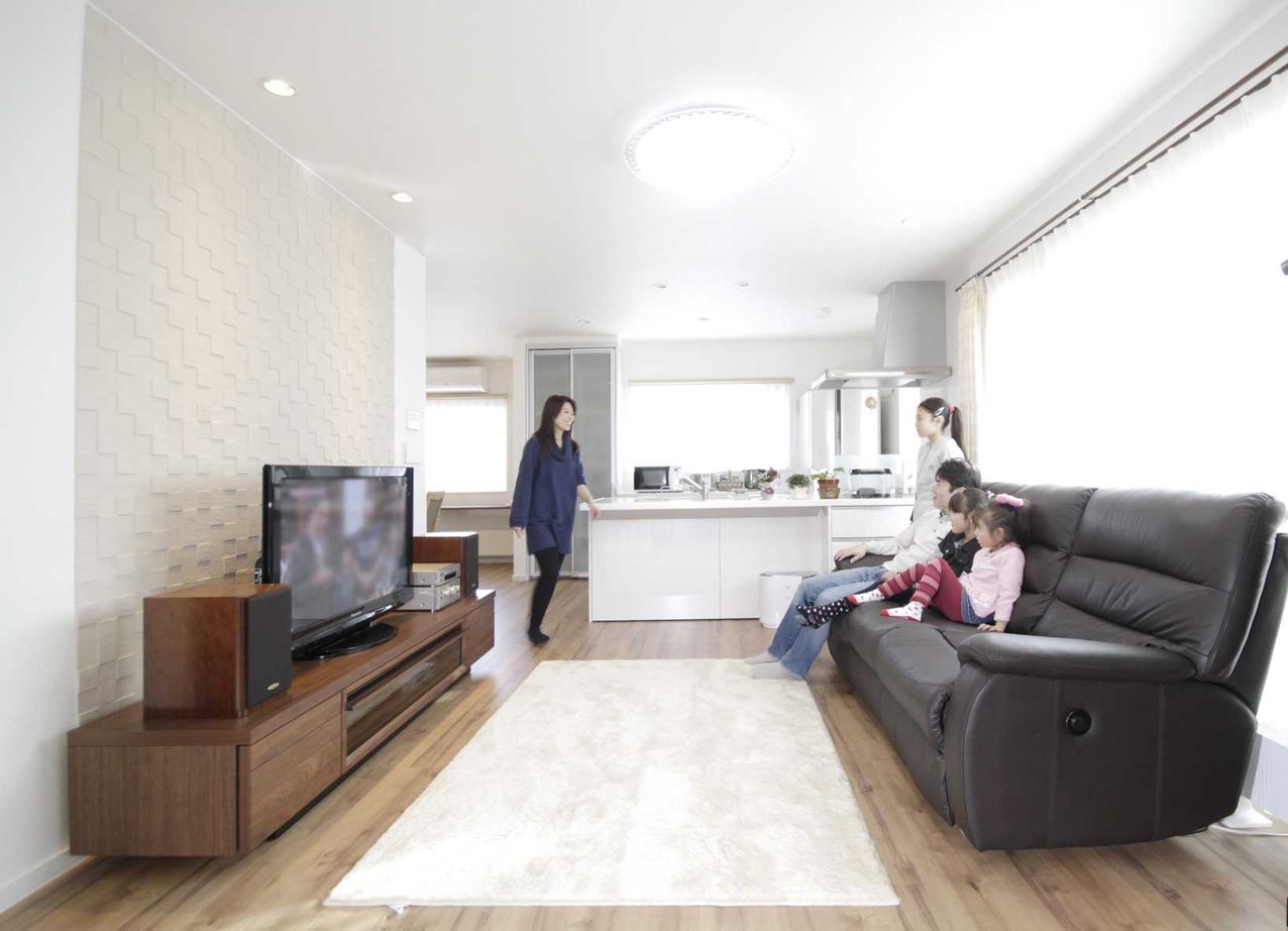 住まいのクワザワ 狭小地を活かした3階建て　総タイル、明るい家に大満足（夫婦＋子ども3人）の建築実例画像2