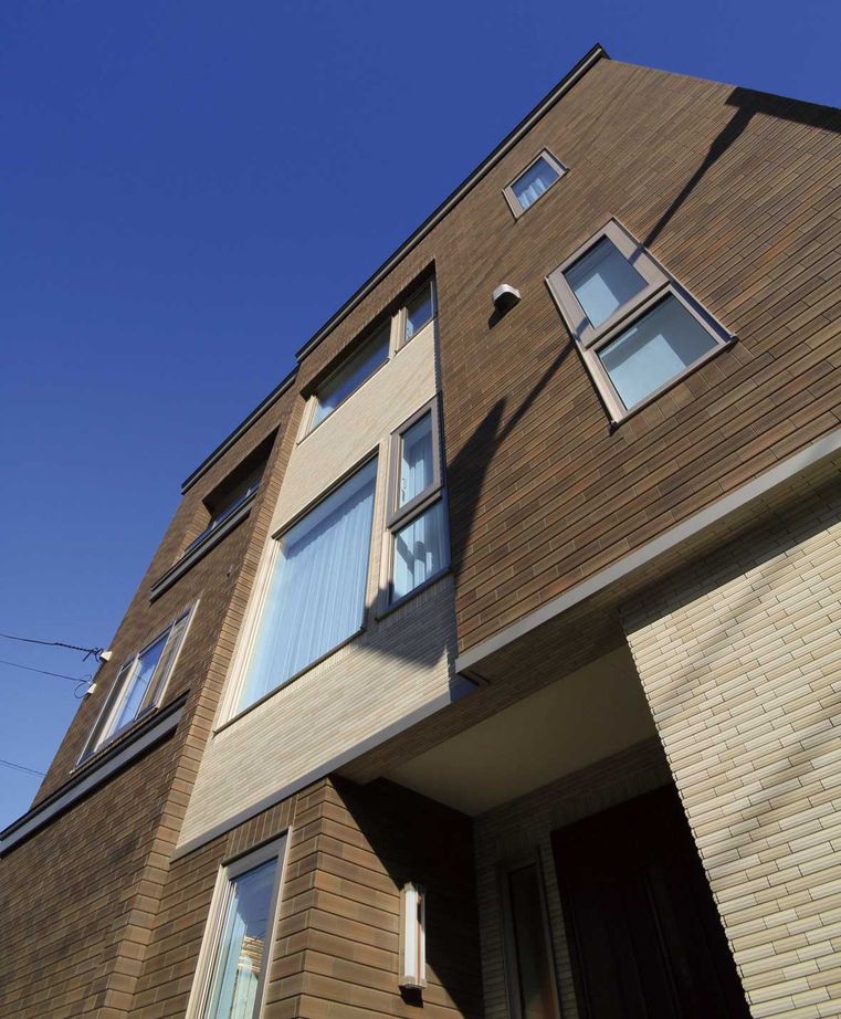 住まいのクワザワ 狭小地を活かした3階建て　総タイル、明るい家に大満足（夫婦＋子ども3人）の建築実例画像4