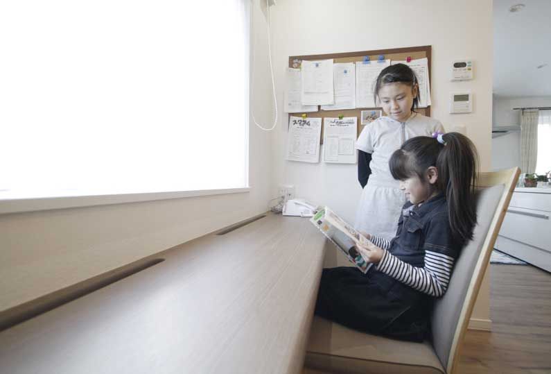 住まいのクワザワ 狭小地を活かした3階建て　総タイル、明るい家に大満足（夫婦＋子ども3人）の建築実例画像5