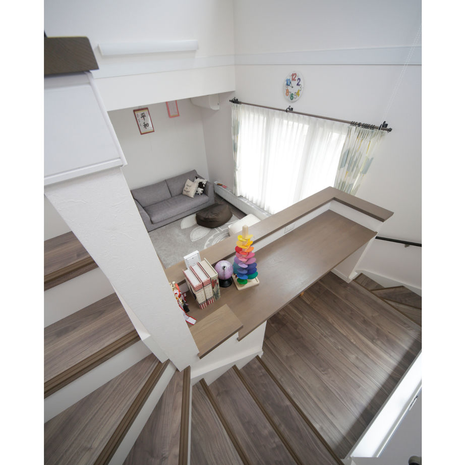 住まいのクワザワ 【2000～2500万円】スタディコーナーやリビング階段、子どもとのつながりを感じる暮らしの建築実例画像2