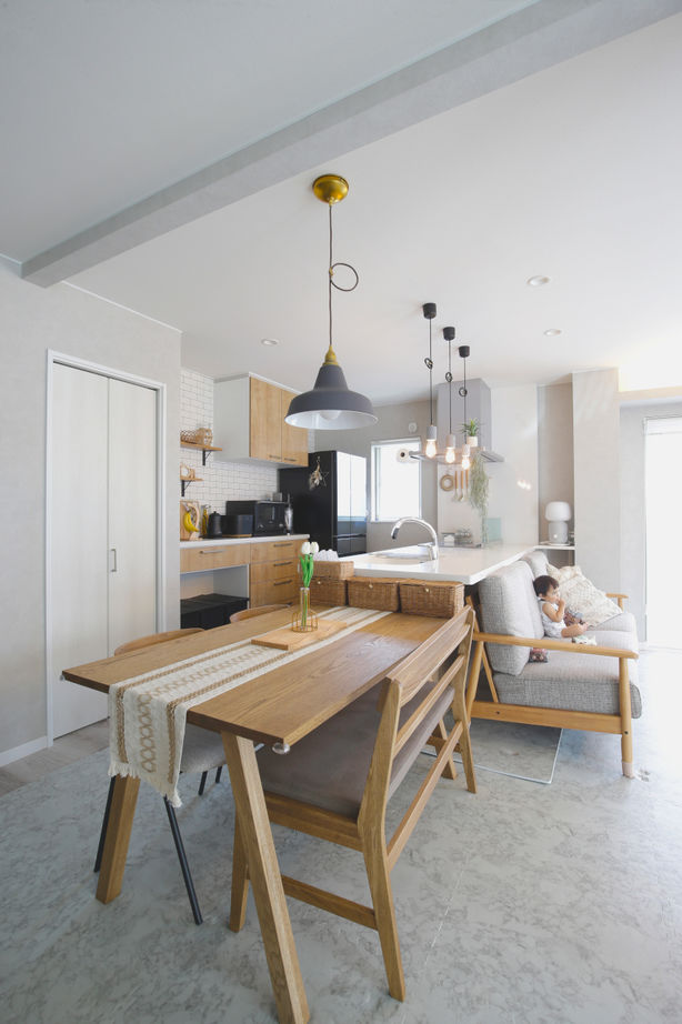 住まいのクワザワ 【子育て/家事ラク/収納充実】洗練された大空間で美しく暮らす、デザイン性と居住性を兼ね備えた家の建築実例画像2