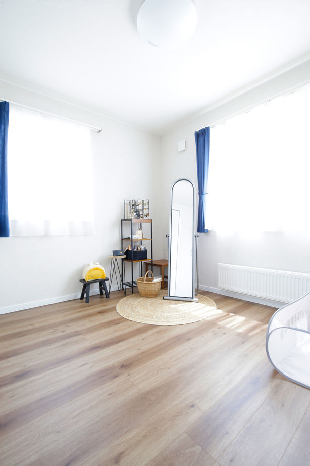 住まいのクワザワ 【子育て/家事ラク/収納充実】洗練された大空間で美しく暮らす、デザイン性と居住性を兼ね備えた家の建築実例画像9