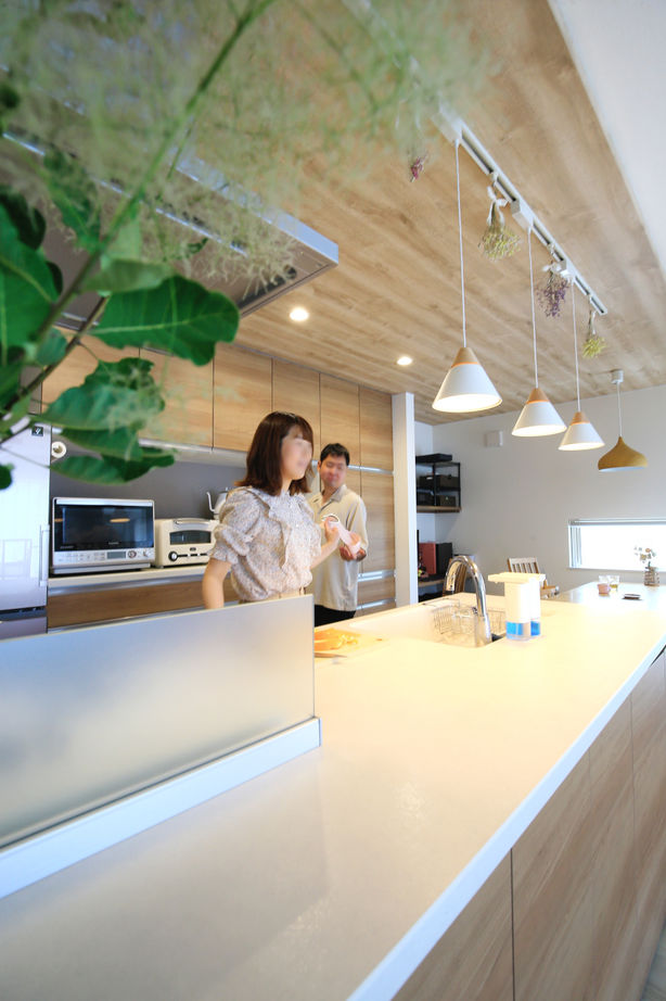 住まいのクワザワ 【アイランドキッチン/ウッドデッキ/子育て】隅々にまで感じられるこだわり思い描いていた暮らしを満喫の建築実例画像2