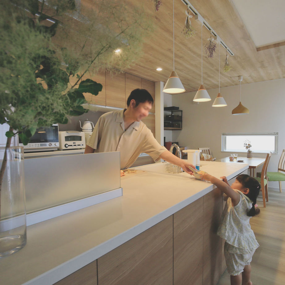 住まいのクワザワ 【アイランドキッチン/ウッドデッキ/子育て】隅々にまで感じられるこだわり思い描いていた暮らしを満喫の建築実例画像3