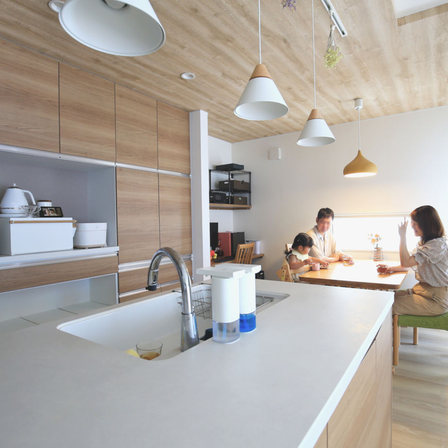 住まいのクワザワ 【アイランドキッチン/ウッドデッキ/子育て】隅々にまで感じられるこだわり思い描いていた暮らしを満喫の建築実例画像4