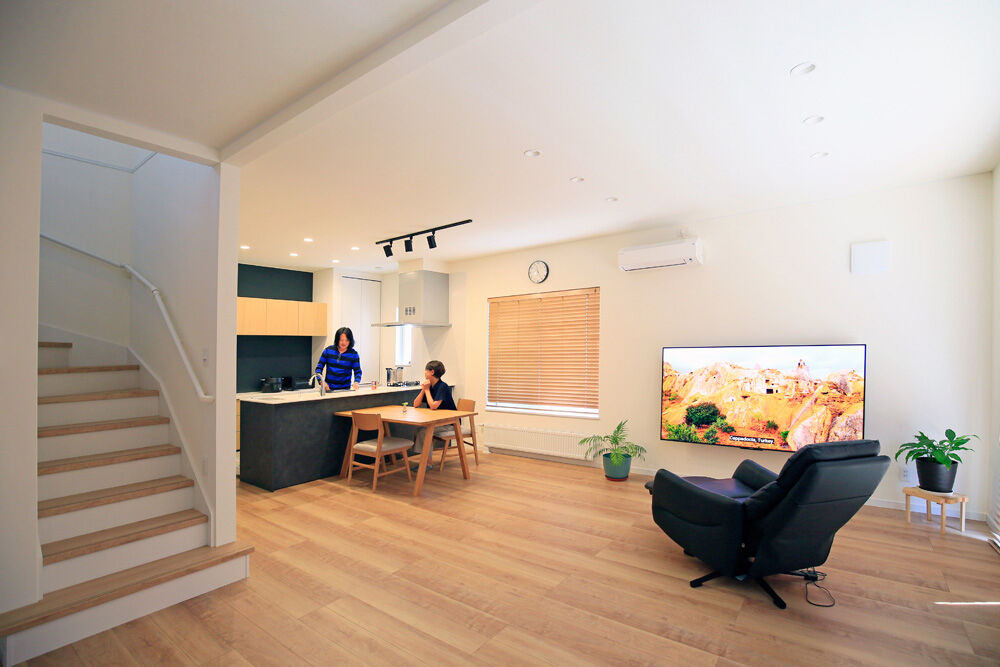 住まいのクワザワ 【明るいリビング／機能性×シンプル】将来は1階だけで暮らせる、年齢を重ねても快適な家の建築実例画像2