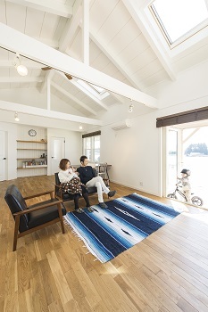 オークヴィルホームズ 【古河市/3LDK/27.5坪】勾配天井が演出する大空間なLDK。アメリカンスタイルの平屋の暮らしの建築実例画像2