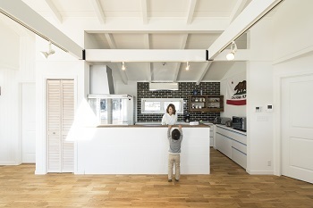 オークヴィルホームズ 【古河市/3LDK/27.5坪】勾配天井が演出する大空間なLDK。アメリカンスタイルの平屋の暮らしの建築実例画像3