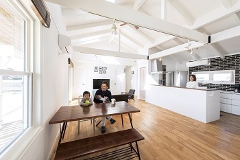 オークヴィルホームズ 【古河市/3LDK/27.5坪】勾配天井が演出する大空間なLDK。アメリカンスタイルの平屋の暮らしの建築実例画像4