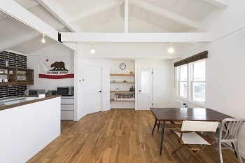 オークヴィルホームズ 【古河市/3LDK/27.5坪】勾配天井が演出する大空間なLDK。アメリカンスタイルの平屋の暮らしの建築実例画像5