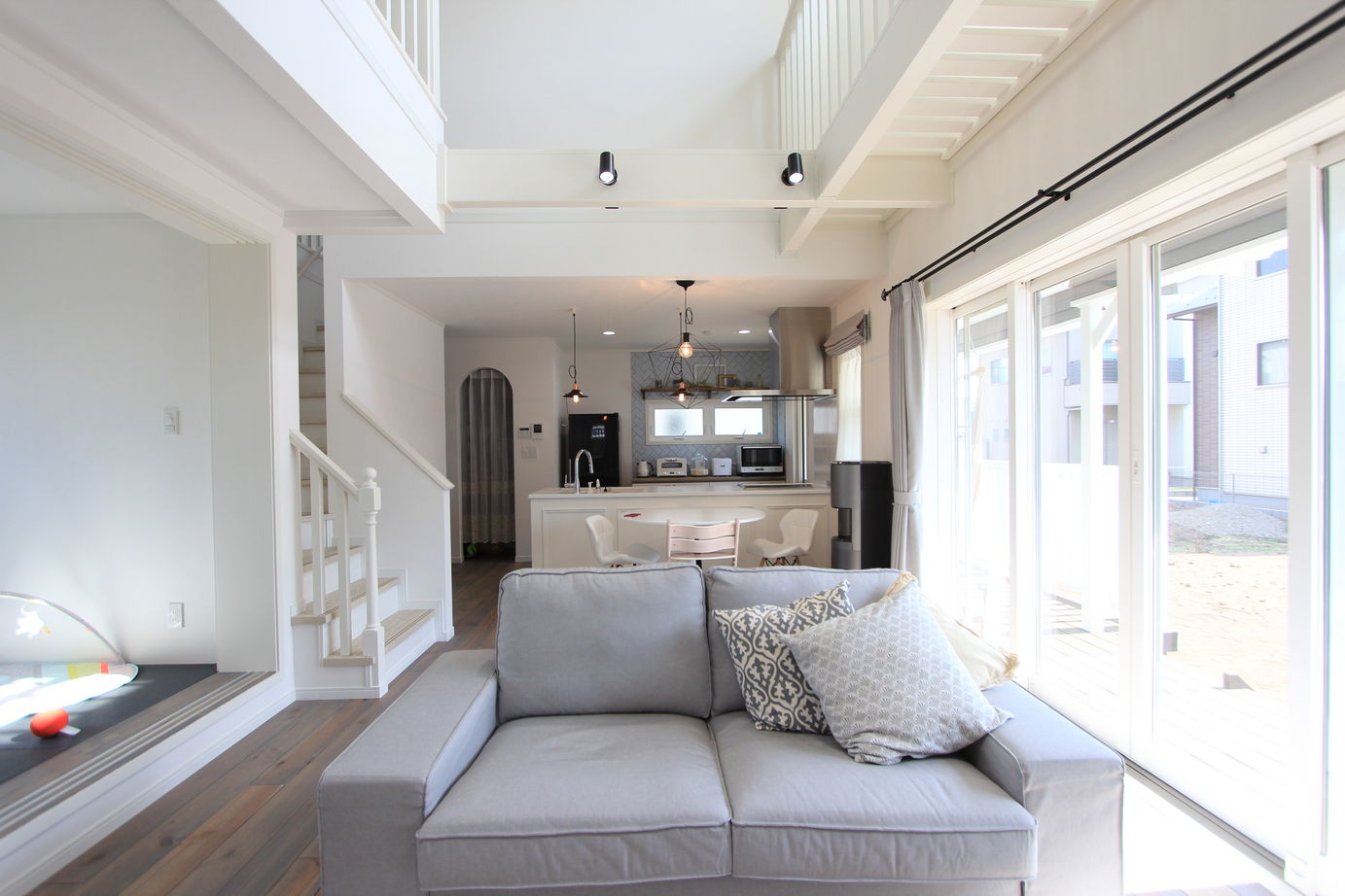 オークヴィルホームズ 【古河市/3LDK/38.42坪】リゾートライク＆Surfers Style 白を基調とした内観コーデ×吹抜け×開放感あるLDKの建築実例画像4