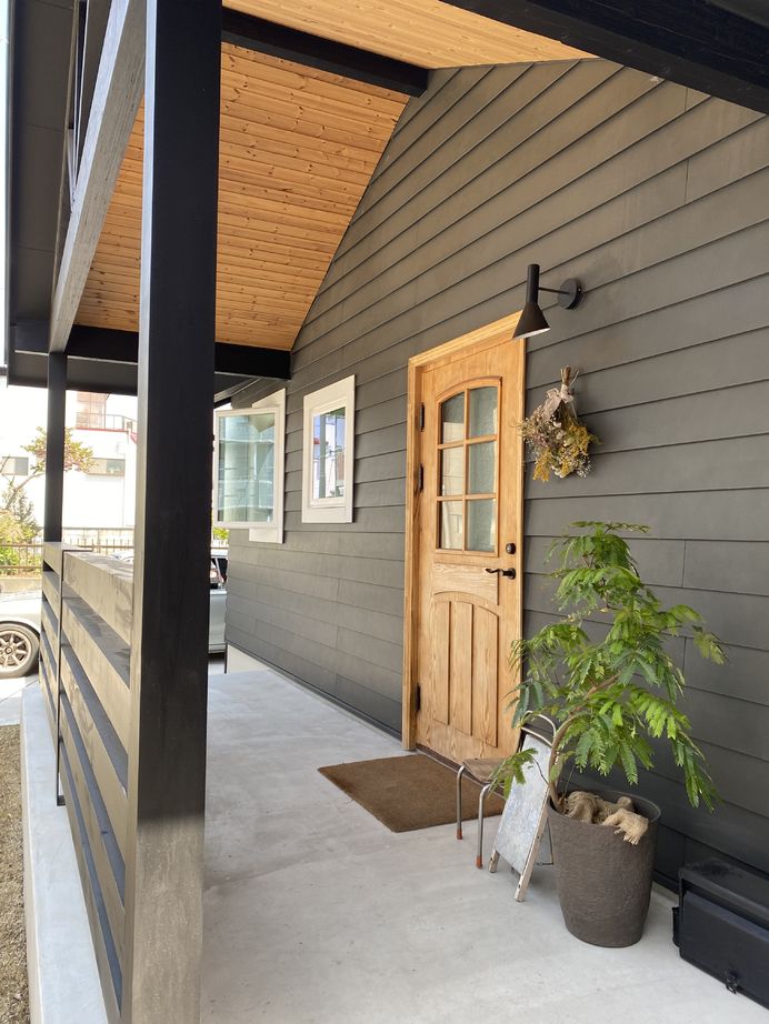 オークヴィルホームズ 【古河市/2LDK/27.50坪】木×モルタル×ステンレスの異素材との調和。洋×和ミックスインテリアの暮らし。の建築実例画像2