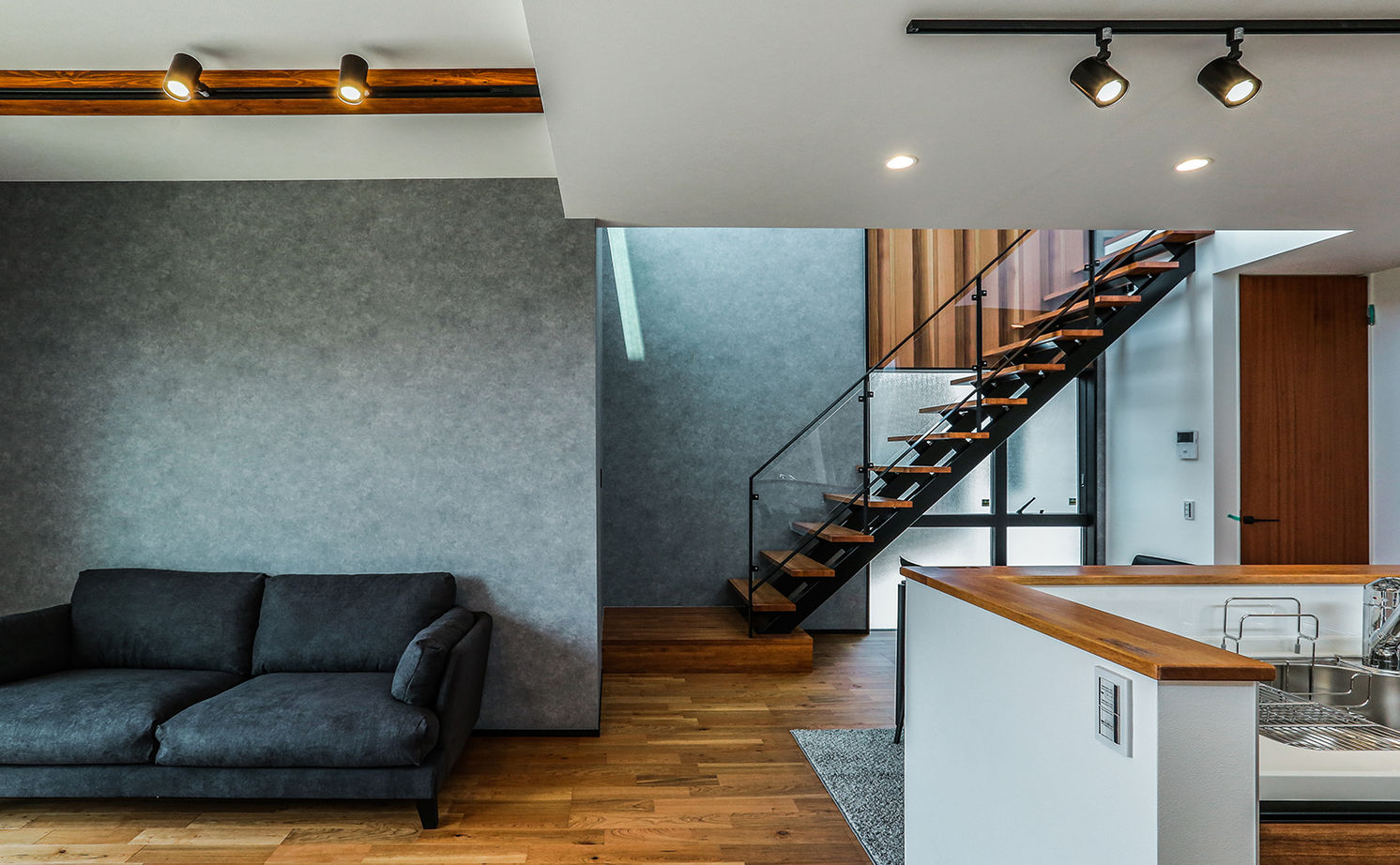 AREX/アーレックス 【愛知県/1000万円台/30坪台】ヴィンテージ×インダストリアル。特別な高揚感と浮遊感に包まれるモダンな家の建築実例画像4