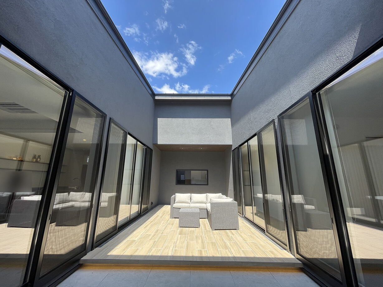 ハウス21（いわき・北茨城） 【いわき／4000万円～／耐震／ビルトインガレージ／平屋】中庭で愛犬とくつろぐヴィラ風平屋（間取り有）の建築実例画像5