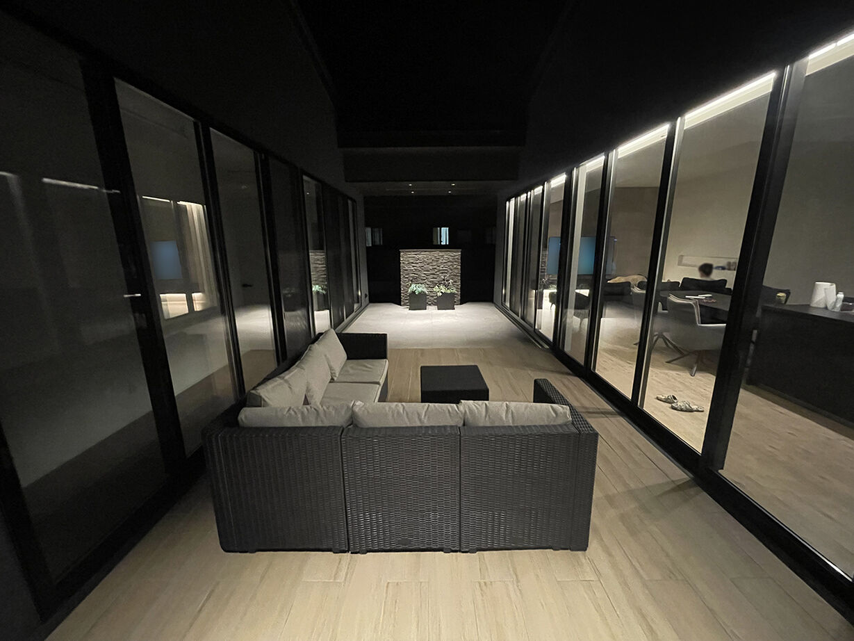 ハウス21（いわき・北茨城） 【いわき／4000万円～／耐震／ビルトインガレージ／平屋】中庭で愛犬とくつろぐヴィラ風平屋（間取り有）の建築実例画像6