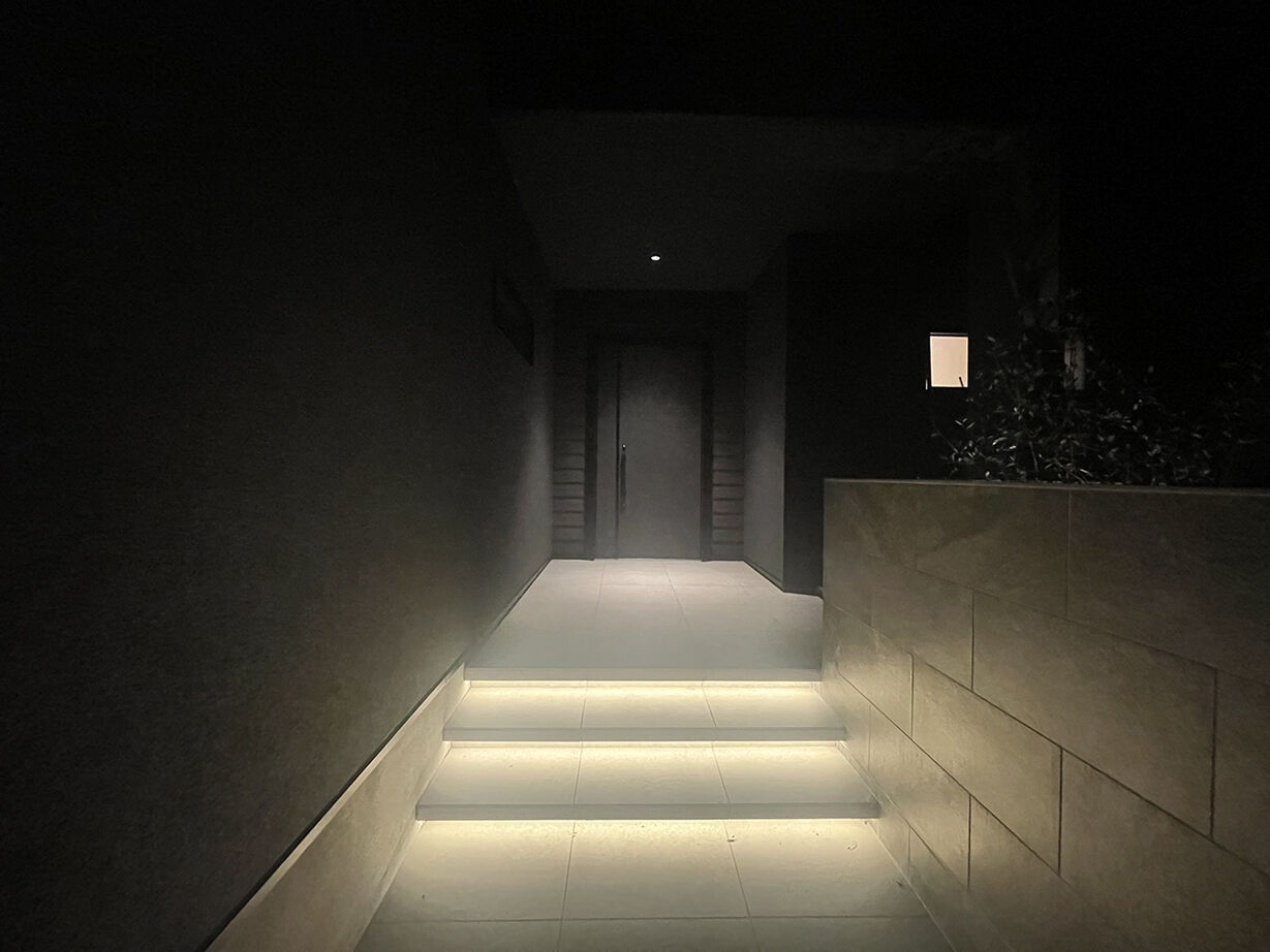 ハウス21（いわき・北茨城） 【いわき／4000万円～／耐震／ビルトインガレージ／平屋】中庭で愛犬とくつろぐヴィラ風平屋（間取り有）の建築実例画像10