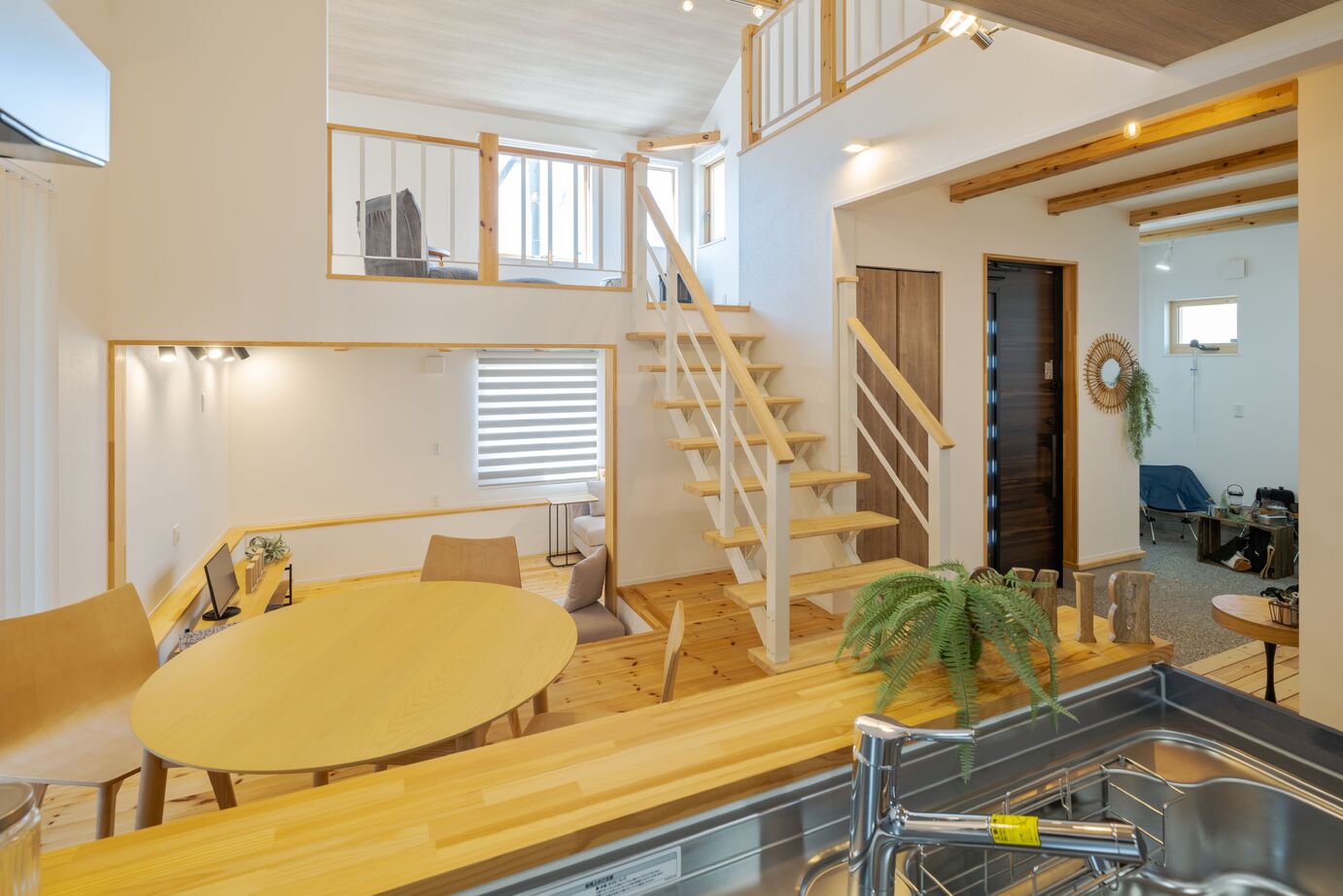 KITPLUS 【スキップフロア＋吹抜け】2階建てのプライベート感のいいとこどりのB-CRAFTの建築実例画像3